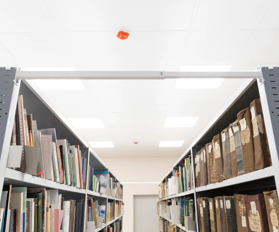 Антиопрокидыватель рядов стеллажей