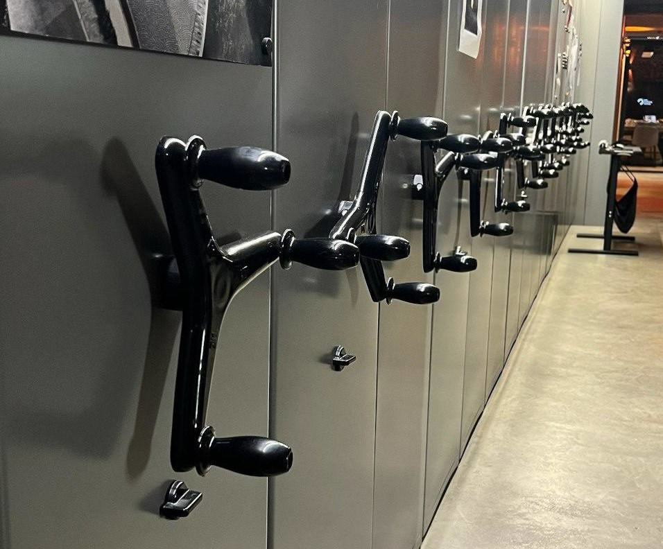 Современные окрашенные металлические стеллажи в офисном помещении