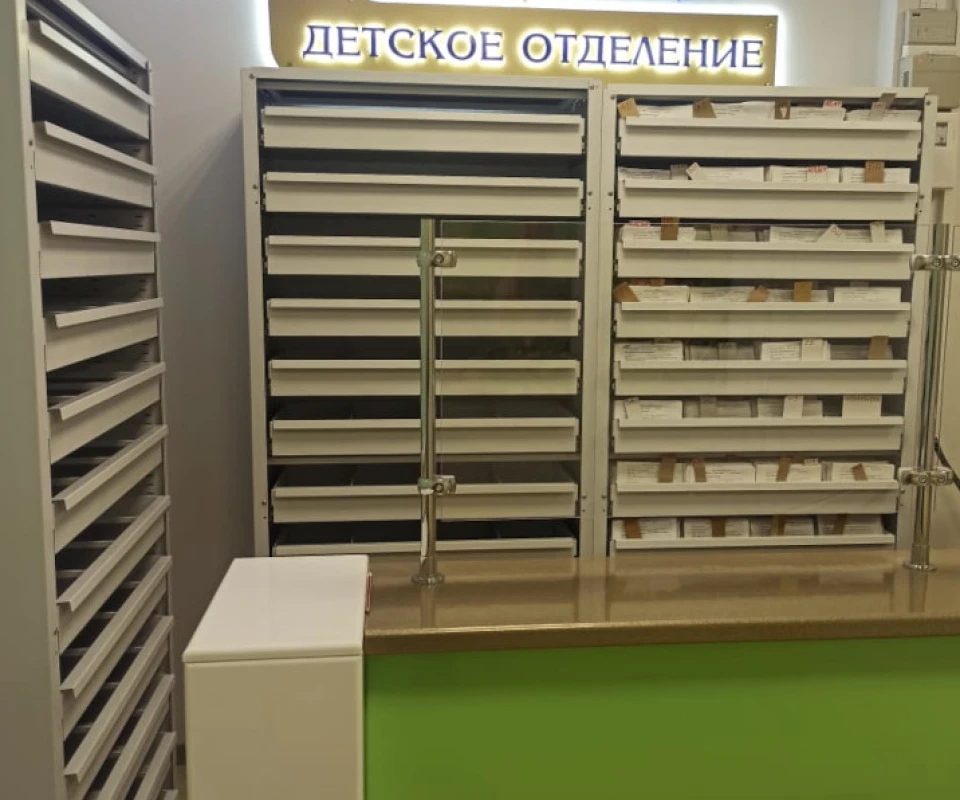 Стационарное хранение карточек в стеллажах с выдвижными ящиками