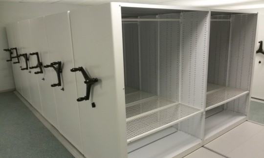 стеллажи с сетчатыми полками