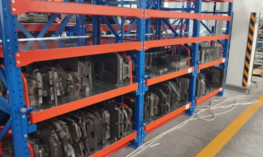 Стеллажи с выдвижными полками установленные в линию