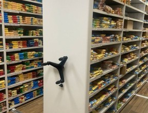 Хранение продовольствия на передвижных стеллажах