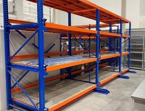 Промышленный стеллаж с выкатными полками в производственном цехе