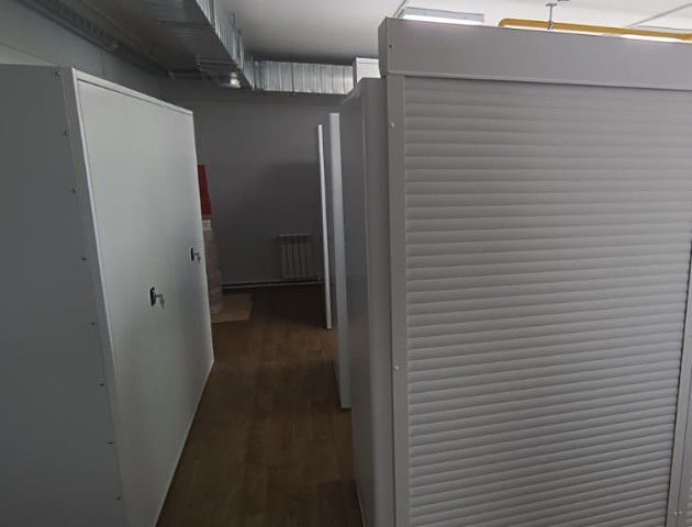 стеллажи с дверями в музее