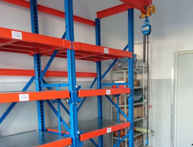 стеллажи с выкатными платформами для цеха