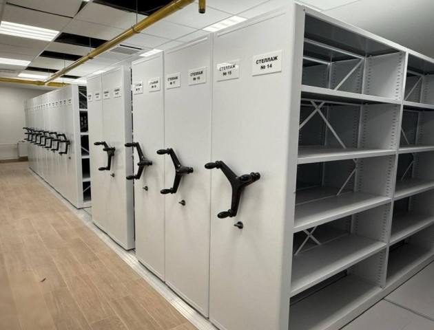 передвижные  стеллажи с механическим приводом