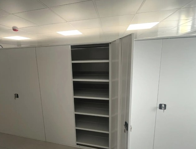 медицинские стеллажи с дверями