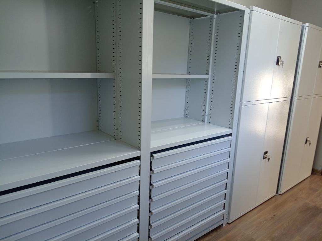 стеллажи с ящиками и дверями