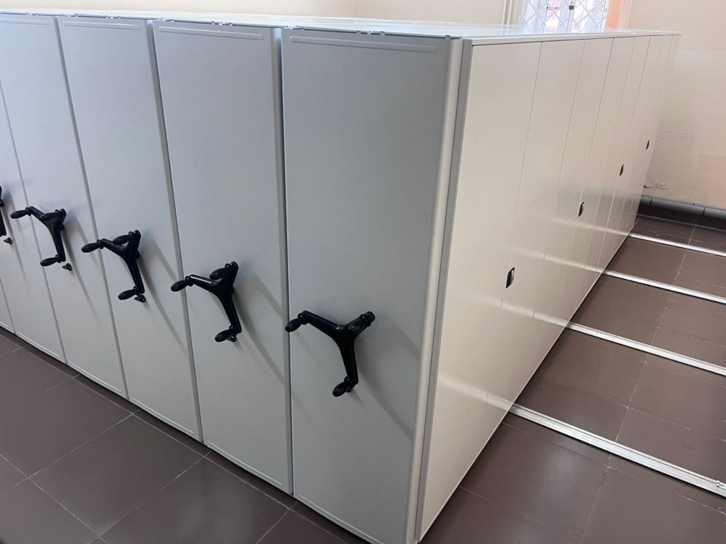 мобильные стеллажи с дверями